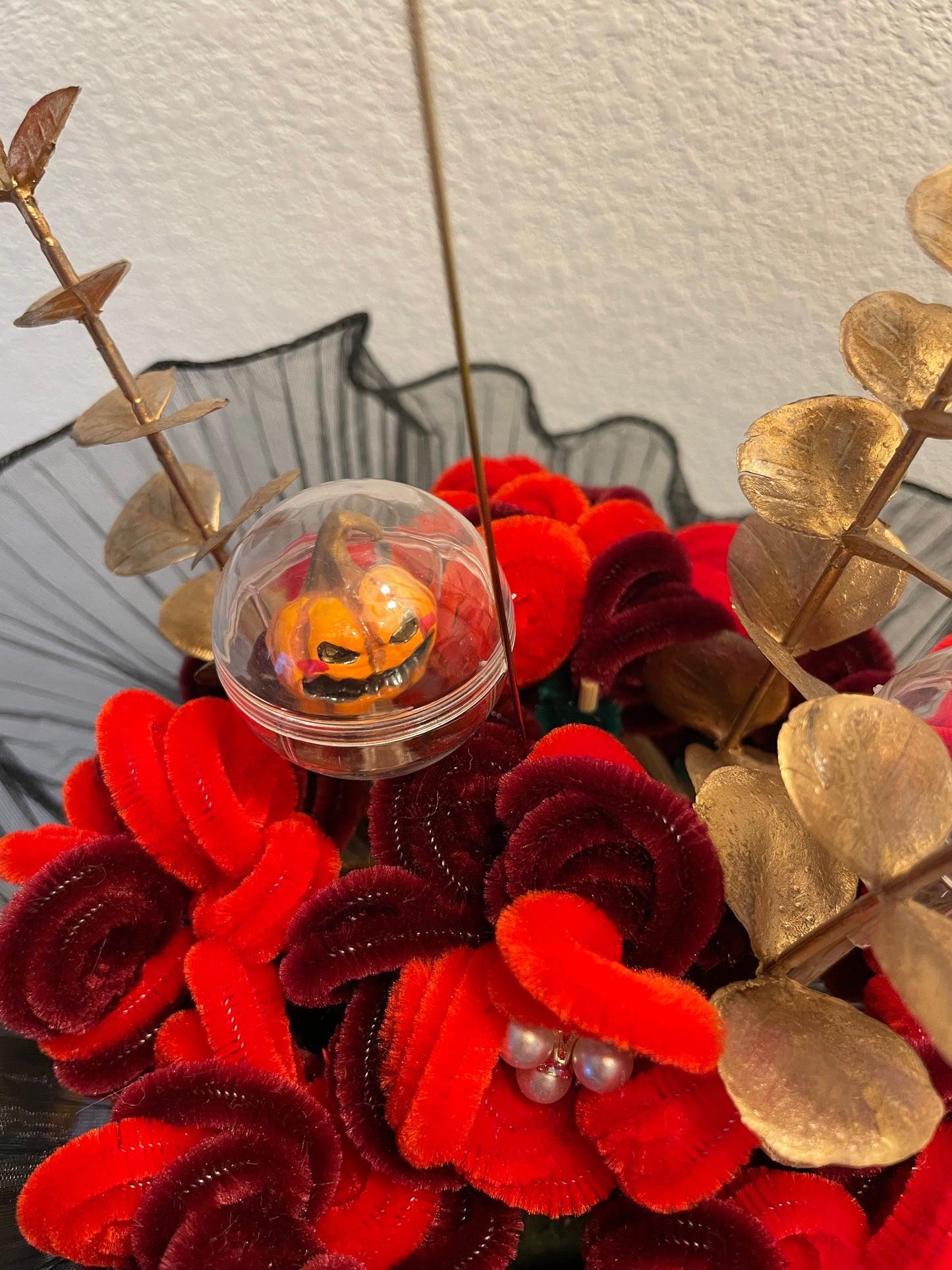 Pipe Cleaner Dark Roses Bucket with 2 Magnets